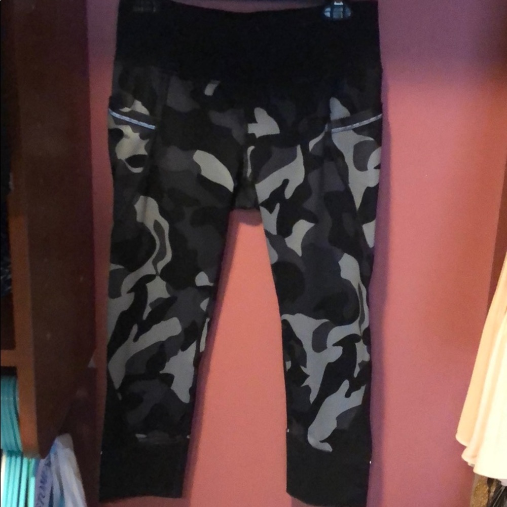 Athleta cropped camo pants